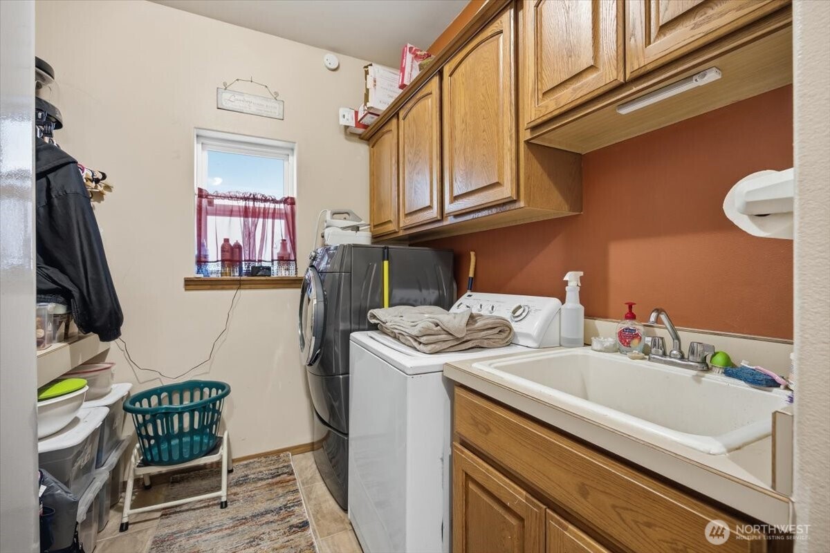 2304 Road 52 Pasco, WA 99301 - Photo 26 of 39 a utility room with dryer and washer
