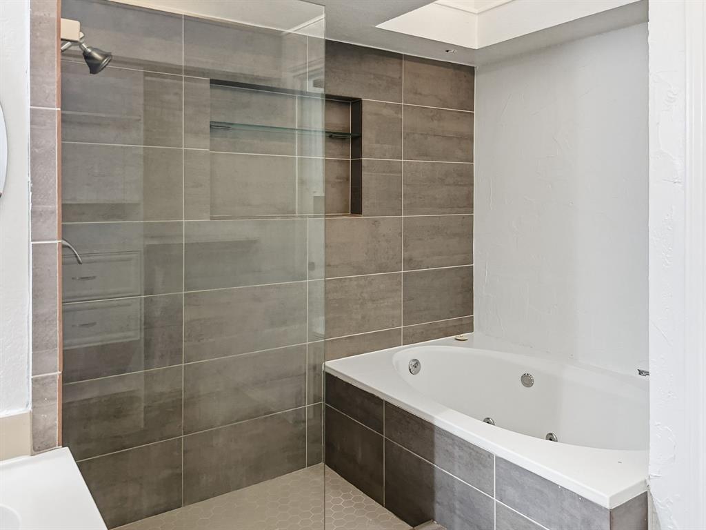 539 Ranch Trail, Unit 172 Irving, TX 75063 - Photo 28 of 40 a bathroom with a bathtub and a shower