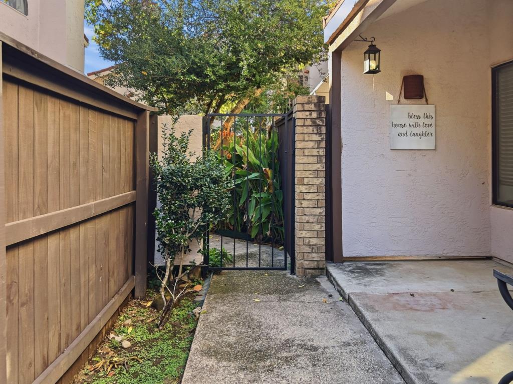 539 Ranch Trail, Unit 172 Irving, TX 75063 - Photo 37 of 40 a backyard of a house with seating space