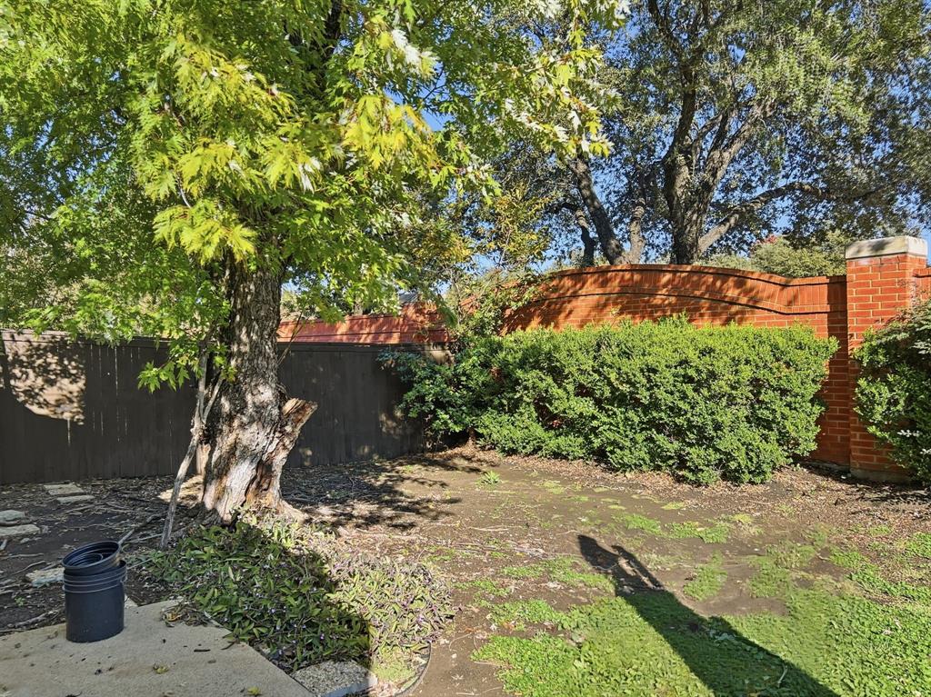 539 Ranch Trail, Unit 172 Irving, TX 75063 - Photo 38 of 40 a backyard of a house with lots of green space