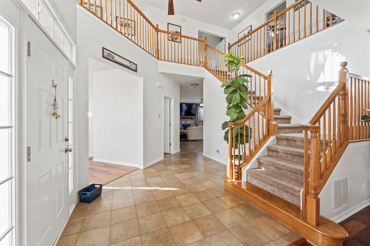 2022 Torino Drive Elgin, IL 60123 - Photo 4 of 47