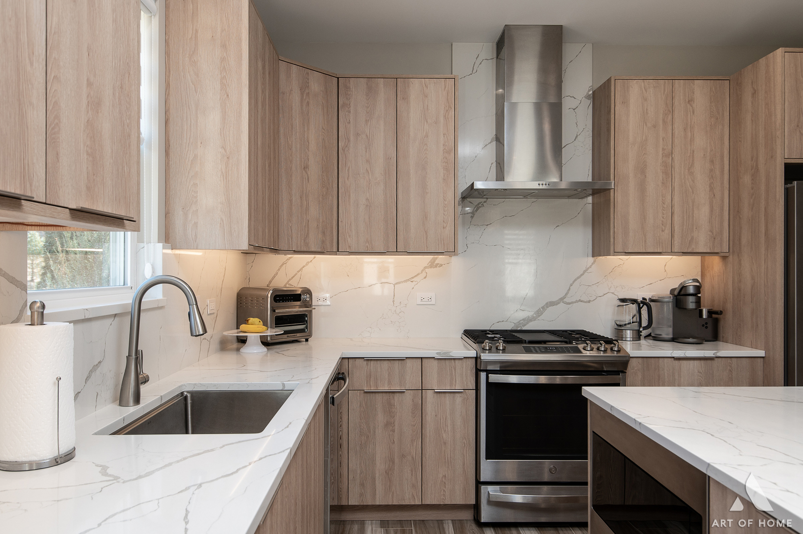 1007 Biltmore Drive Elgin, IL 60120 - Photo 13 of 43 a kitchen that has a sink and a stove