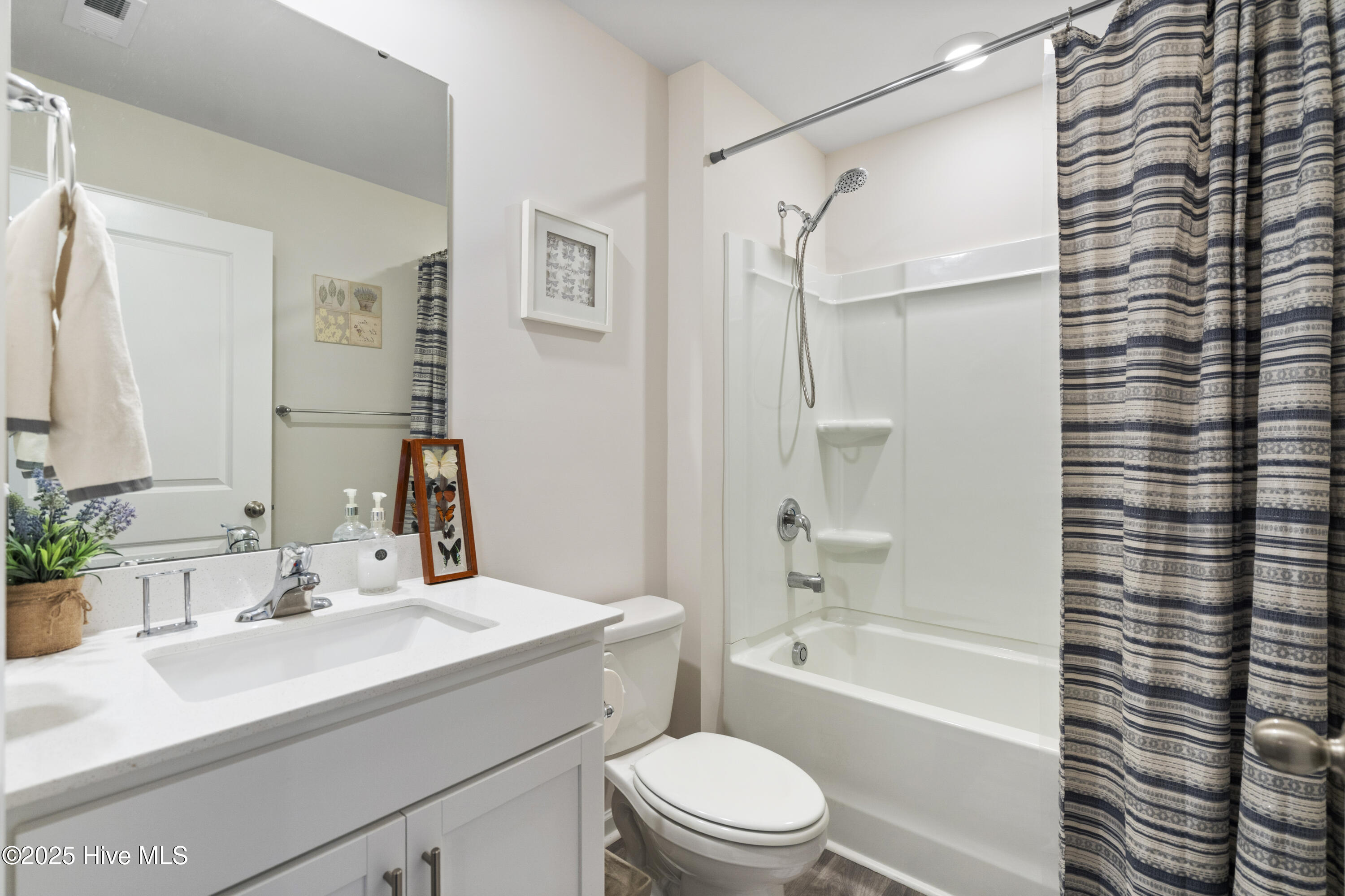 403 Stratton Place Washington, NC 27889 - Photo 7 of 23 403 Stratton Pl. Guest Bath