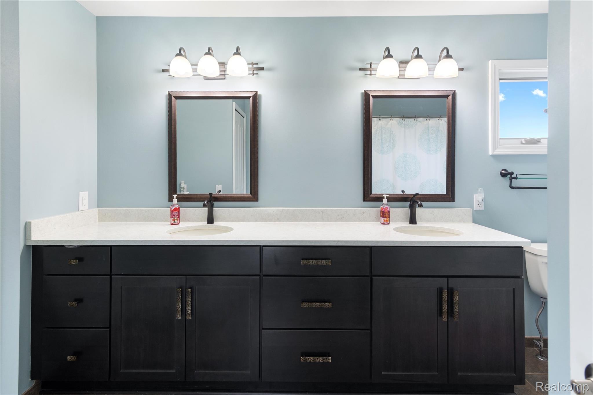 1336 Lamb Road Troy, MI 48085 - Photo 24 of 50 DSC_3072.jpeg