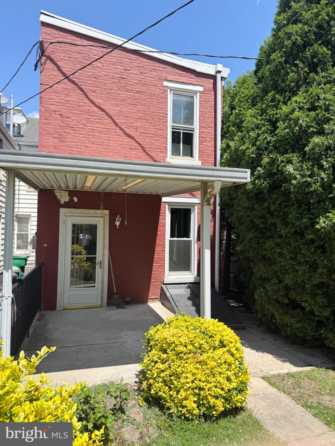 132 Bern Street Reading, PA 19601 - Photo 4 of 15 Charming red brick home with greenery.