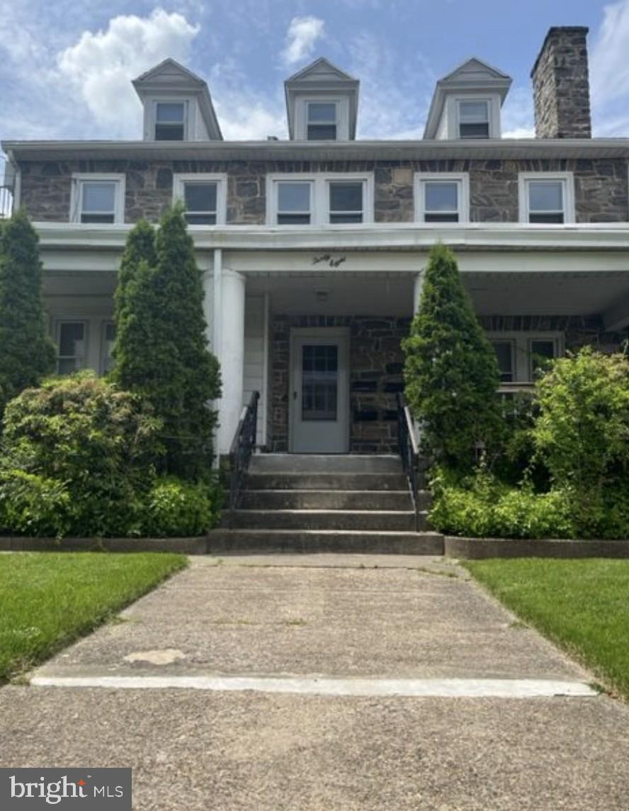 a front view of house with yard