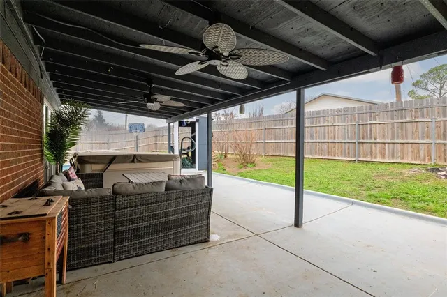 a view of a backyard