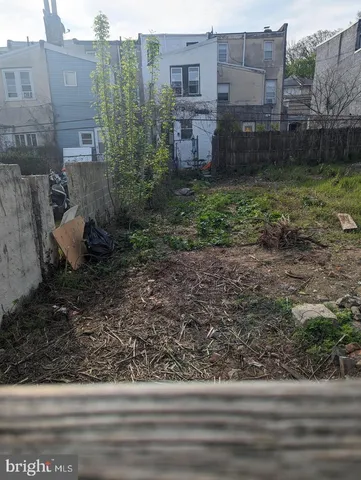 a view of a back yard