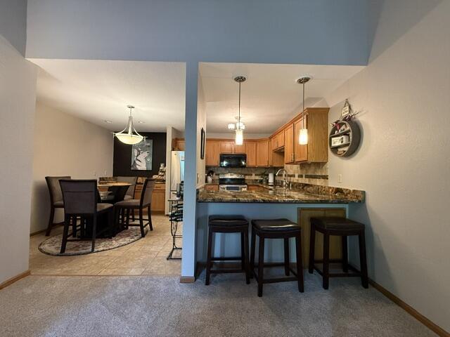 N43-w32877 Rasmus Road, Unit 7H Nashotah, WI 53058 - Photo 24 of 38 Snack bar/Dining room