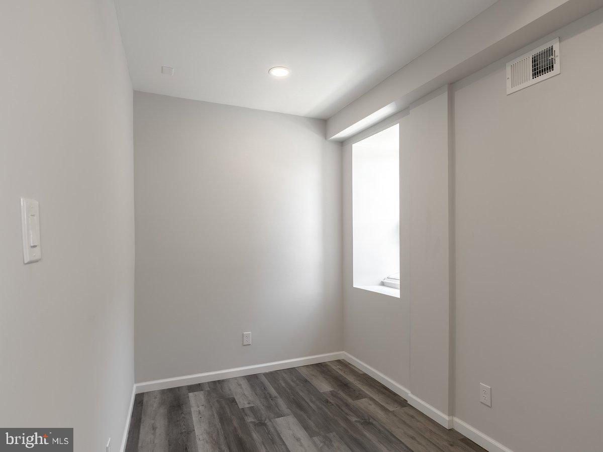 623 West Oxford Street Philadelphia, PA 19122 - Photo 11 of 39 a view of room with window