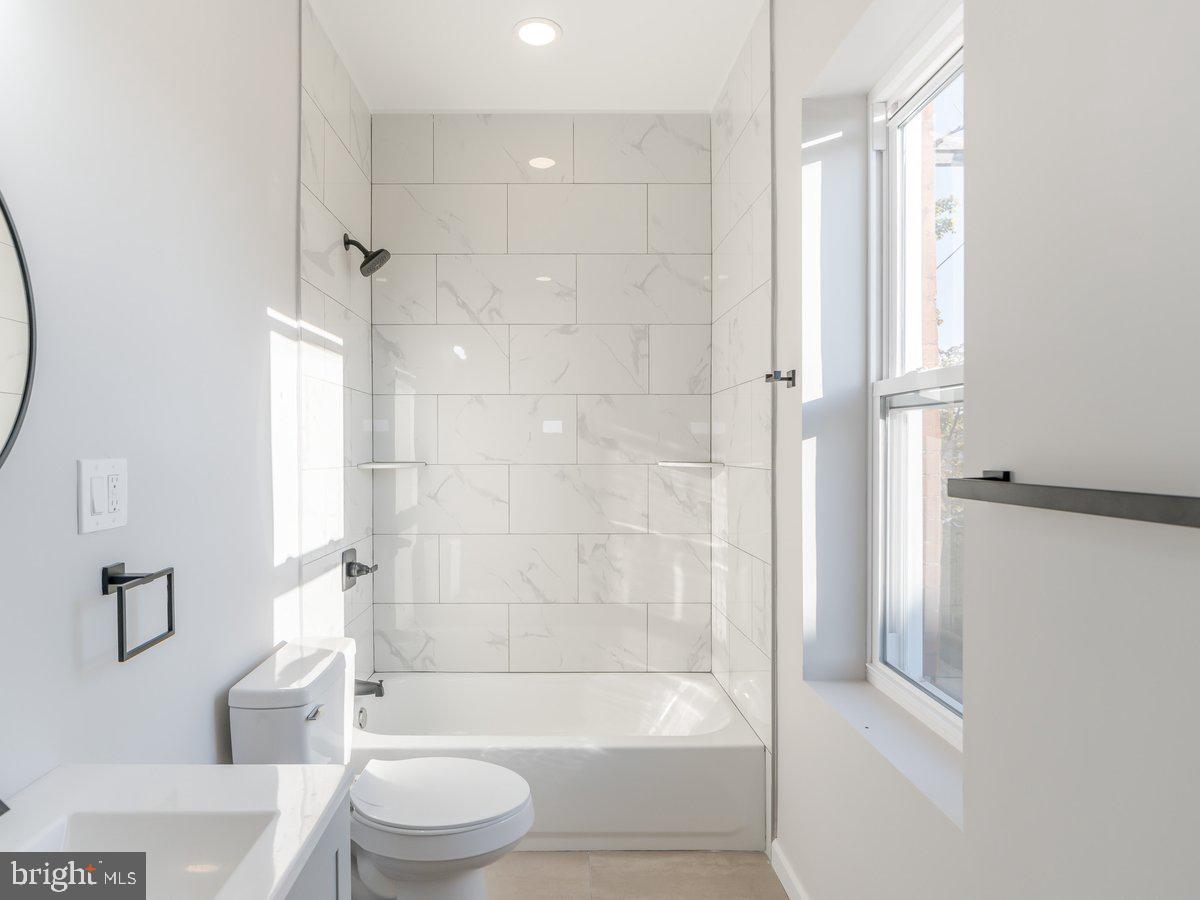 623 West Oxford Street Philadelphia, PA 19122 - Photo 17 of 39 a bathroom with a toilet and a bathtub