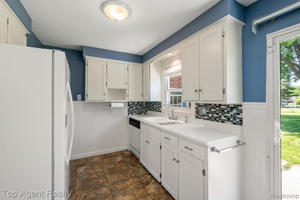 36365 Briarcliff Road Sterling Heights, MI 48312 - Photo 8 of 52