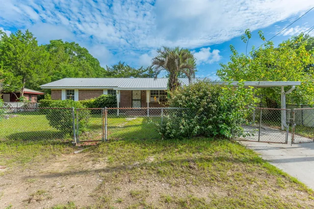 $1,400 | 421 Quebec Avenue, DeFuniak Springs, FL 32433