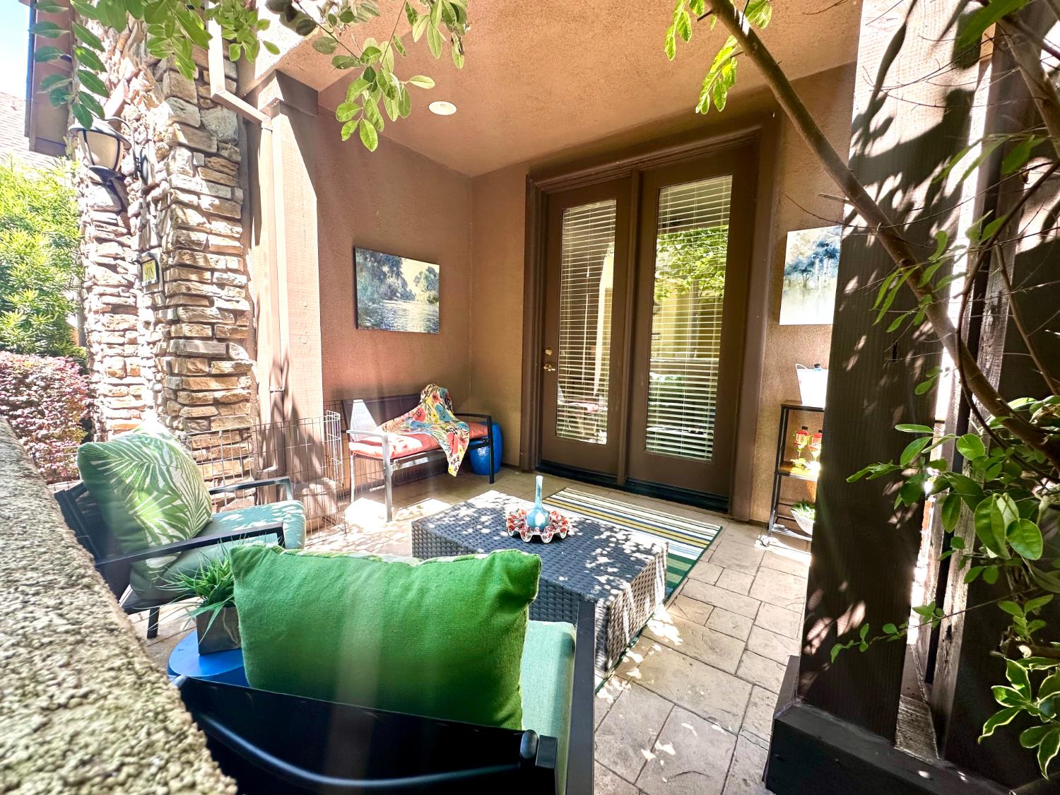 908 Lyon Place Roseville, CA 95747 - Photo 2 of 32 a living room with furniture and a potted plant