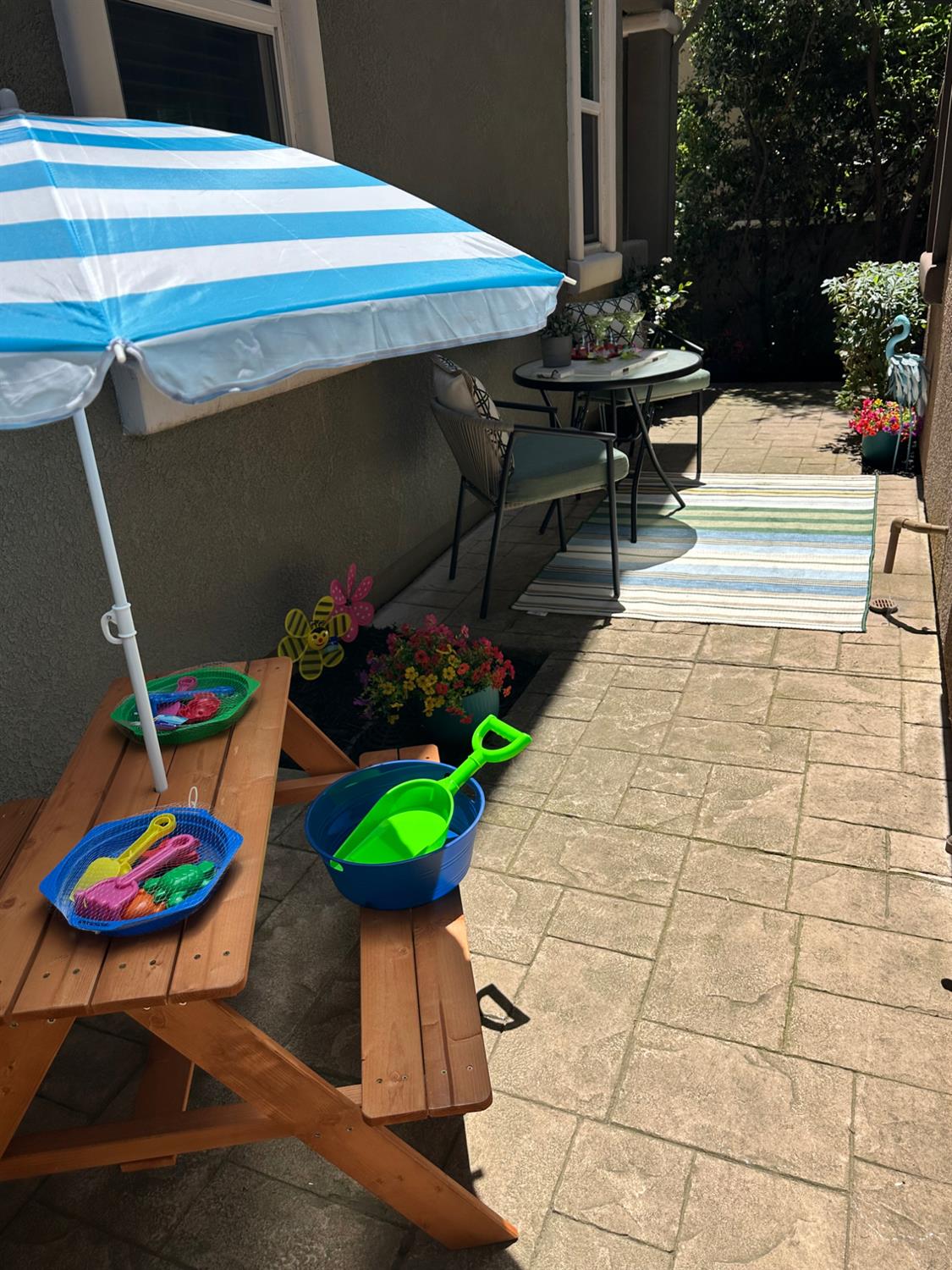 908 Lyon Place Roseville, CA 95747 - Photo 9 of 32 a backyard of a house with table and chairs