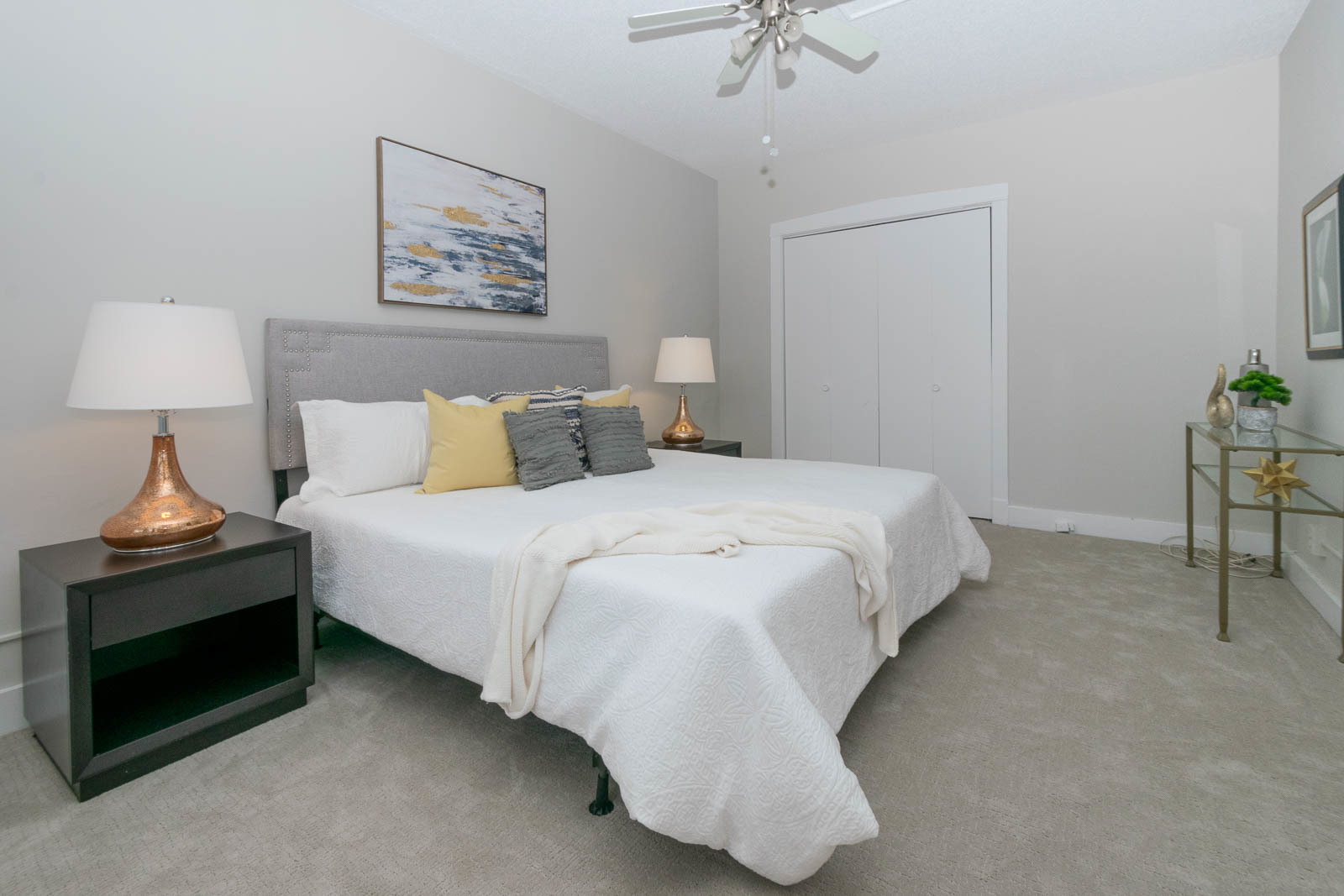 725 West Sheridan Road, Unit 206 Chicago, IL 60613 - Photo 8 of 13 a bedroom with a bed and a lamp