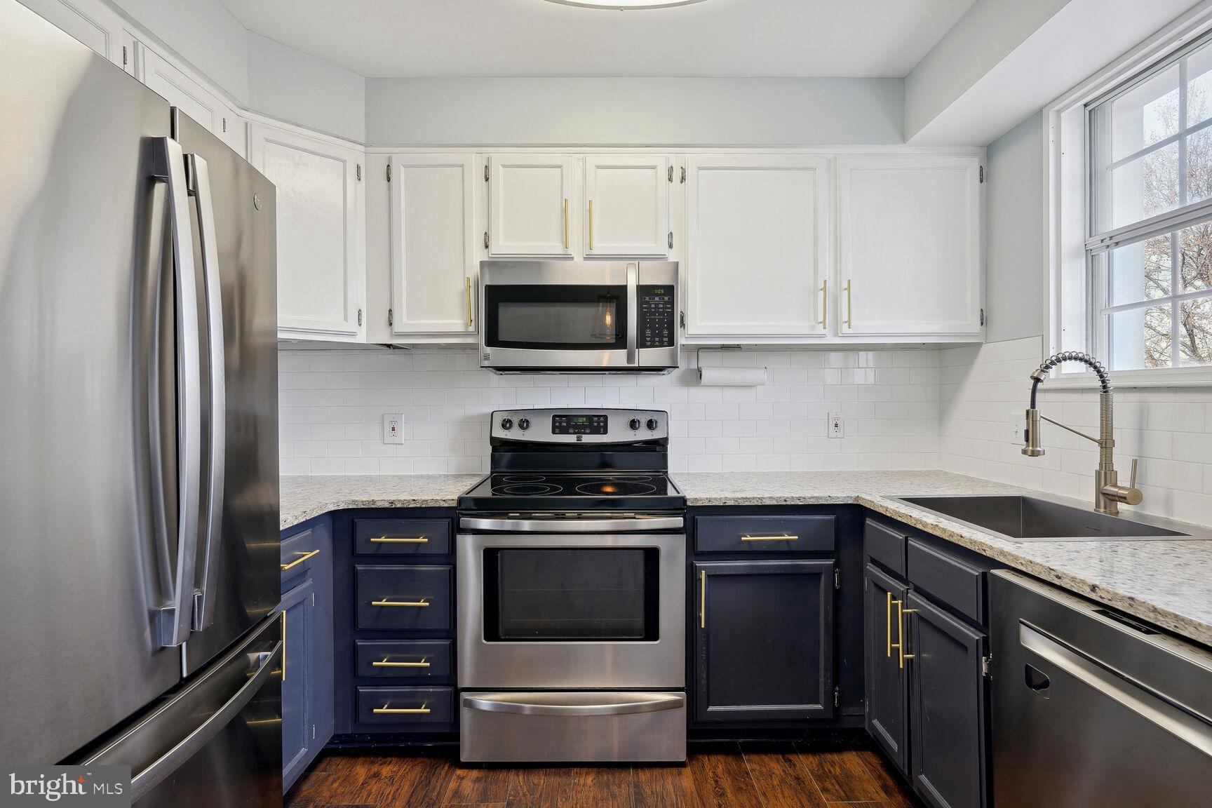 4606 28th Road South, Unit B Arlington, VA 22206 - Photo 4 of 28 With nicely configured kitchen - not a galley!
