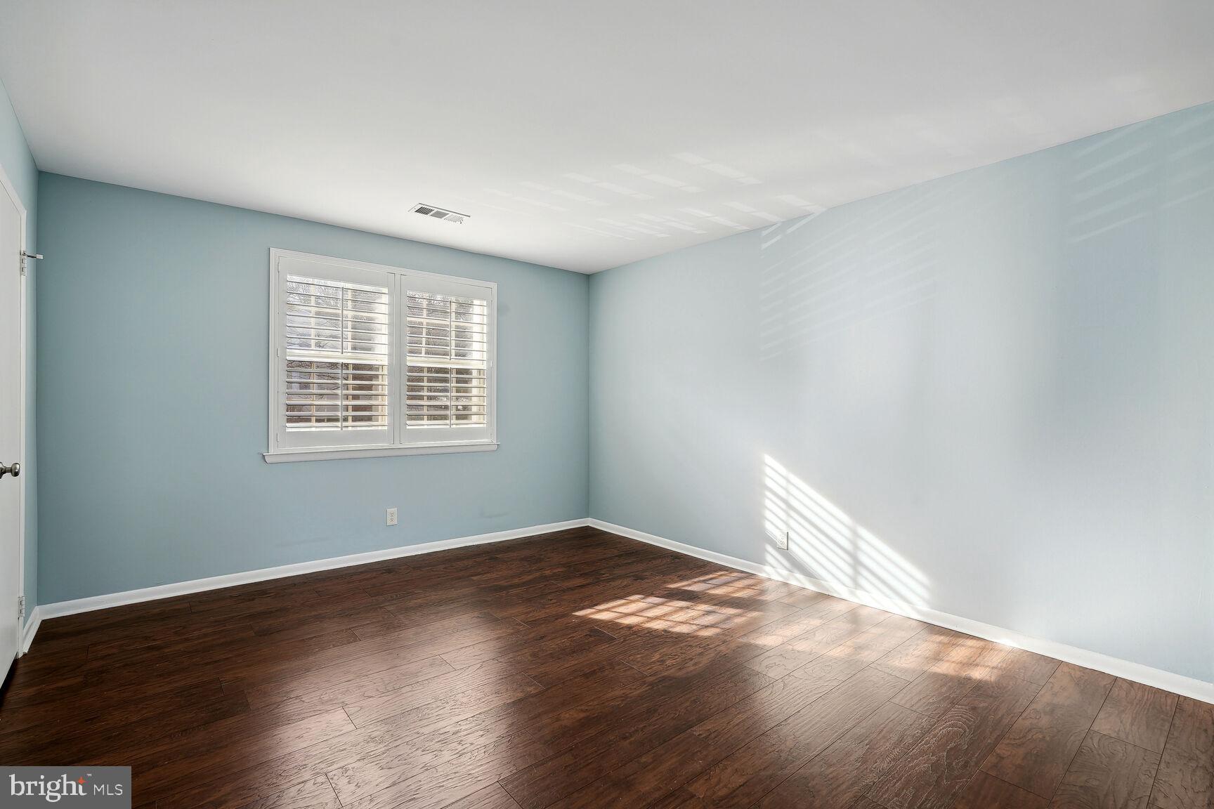 4606 28th Road South, Unit B Arlington, VA 22206 - Photo 7 of 28 Spacious living room with plantation shutters