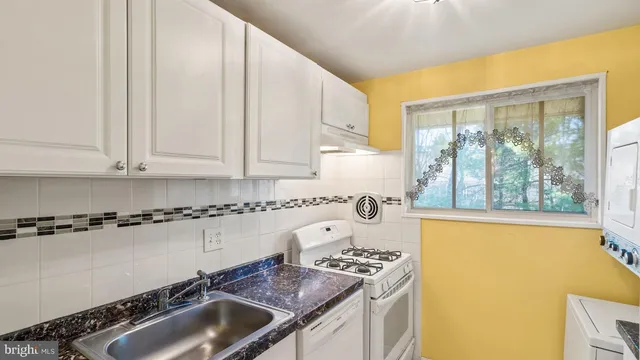 $1,950 | 2819 Kalmia Lee Court, Unit 302, Falls Church, VA 22042