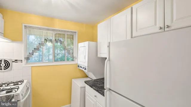 $1,950 | 2819 Kalmia Lee Court, Unit 302, Falls Church, VA 22042