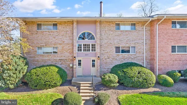 $1,950 | 2819 Kalmia Lee Court, Unit 302, Falls Church, VA 22042