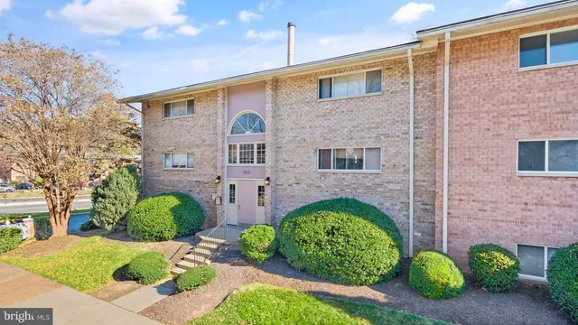 $1,950 | 2819 Kalmia Lee Court, Unit 302, Falls Church, VA 22042