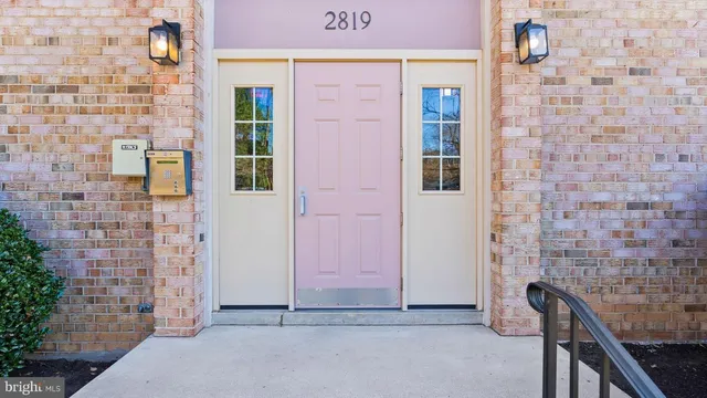 $1,950 | 2819 Kalmia Lee Court, Unit 302, Falls Church, VA 22042