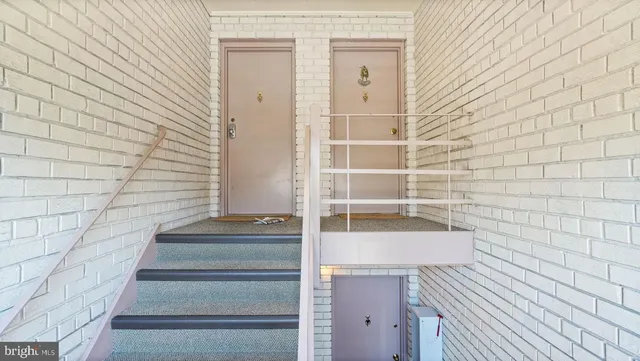 $1,950 | 2819 Kalmia Lee Court, Unit 302, Falls Church, VA 22042