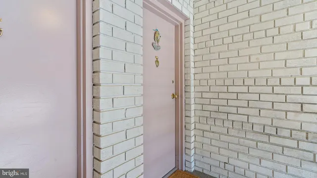 $1,950 | 2819 Kalmia Lee Court, Unit 302, Falls Church, VA 22042