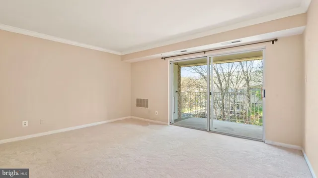 $1,950 | 2819 Kalmia Lee Court, Unit 302, Falls Church, VA 22042