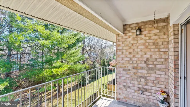 $1,950 | 2819 Kalmia Lee Court, Unit 302, Falls Church, VA 22042