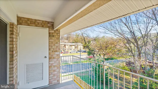 $1,950 | 2819 Kalmia Lee Court, Unit 302, Falls Church, VA 22042