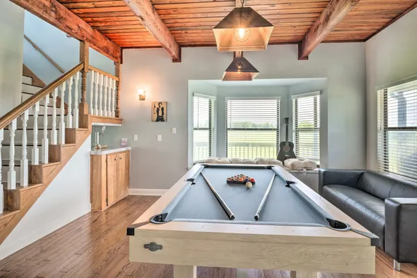 a view of an entryway and livingroom