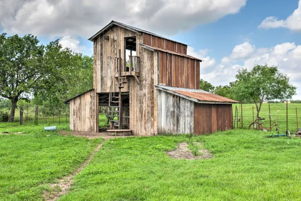 a view of a house with backyard and garden