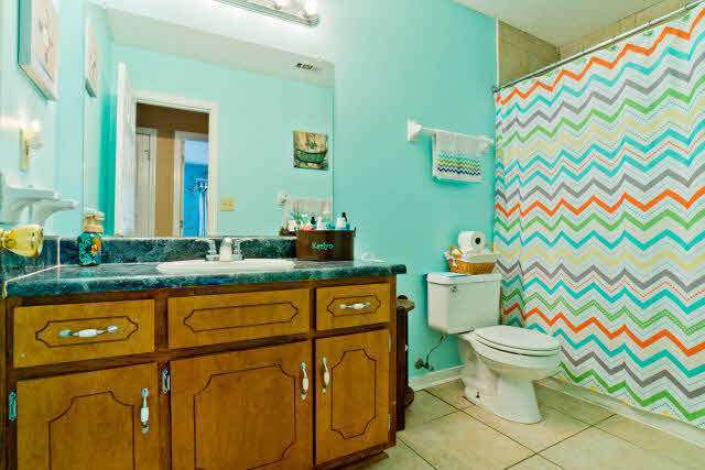 402 Oakleigh Circle Foley, AL 36535 - Photo 15 of 17 Guest Bath