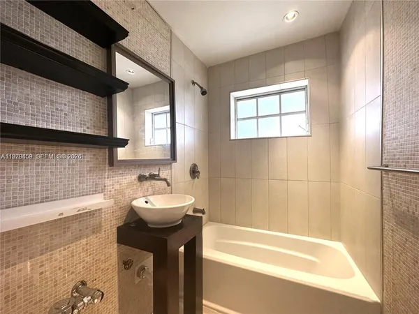 $2,700 | 840 10th Street, Unit 10, Miami Beach, FL 33139