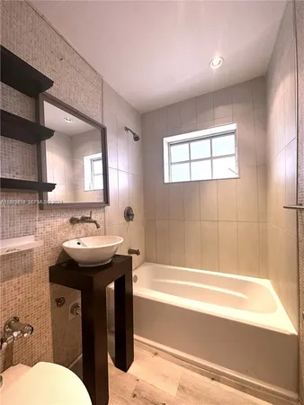 $2,700 | 840 10th Street, Unit 10, Miami Beach, FL 33139