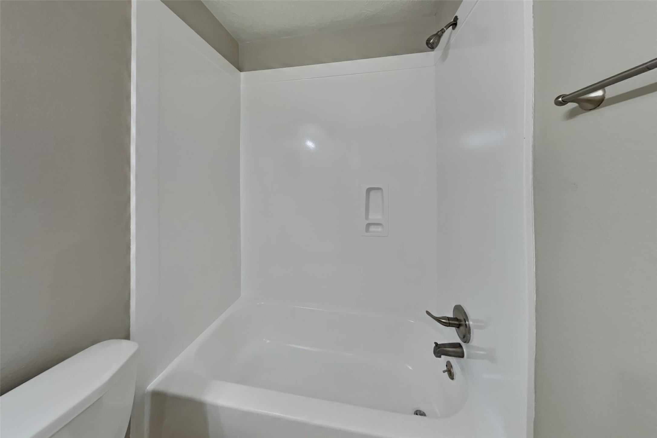 29307 Atherstone Street Spring, TX 77386 - Photo 12 of 22 a bathroom with a bathtub
