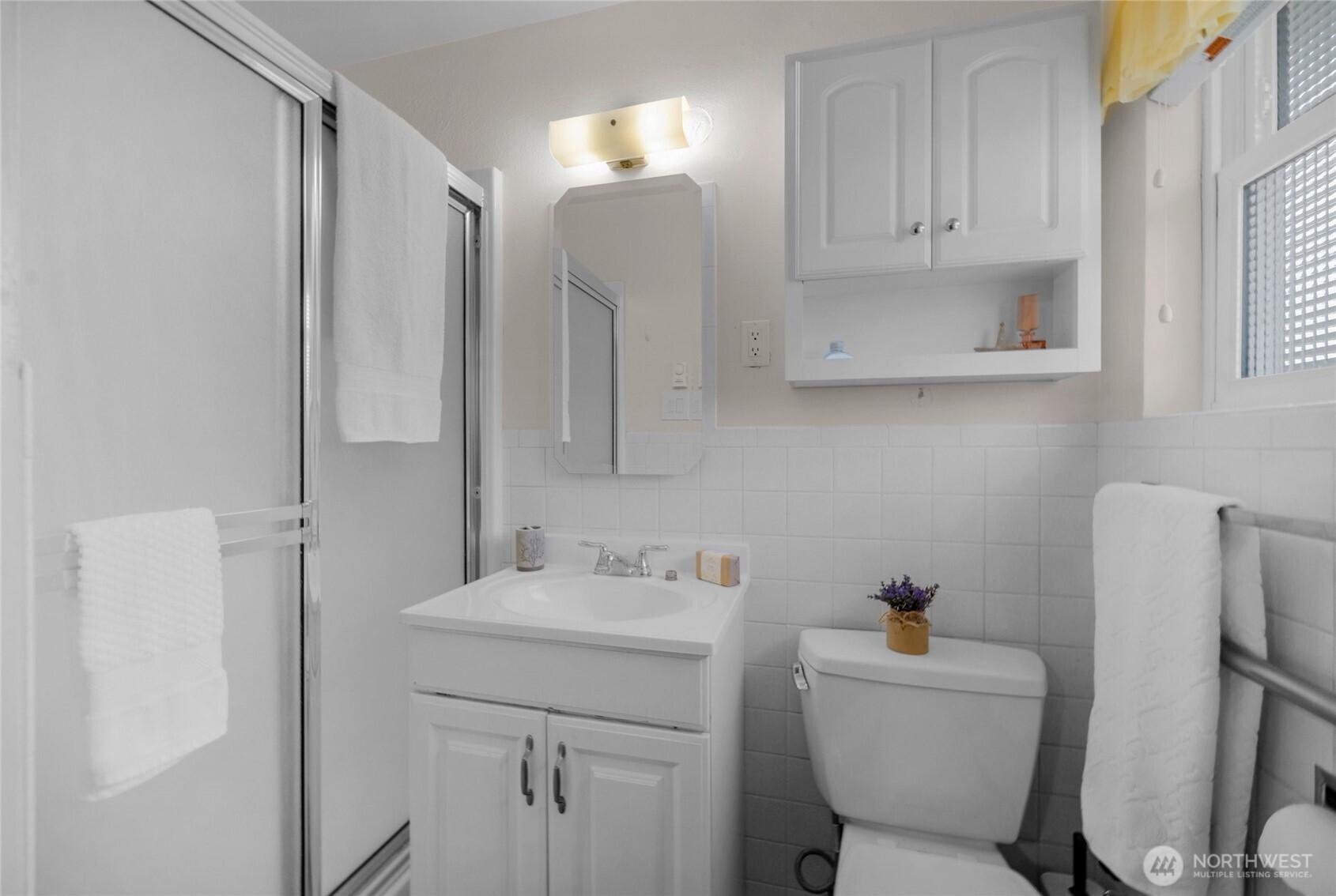 205 Heather Road Everett, WA 98203 - Photo 20 of 40 a bathroom with a sink toilet and tub