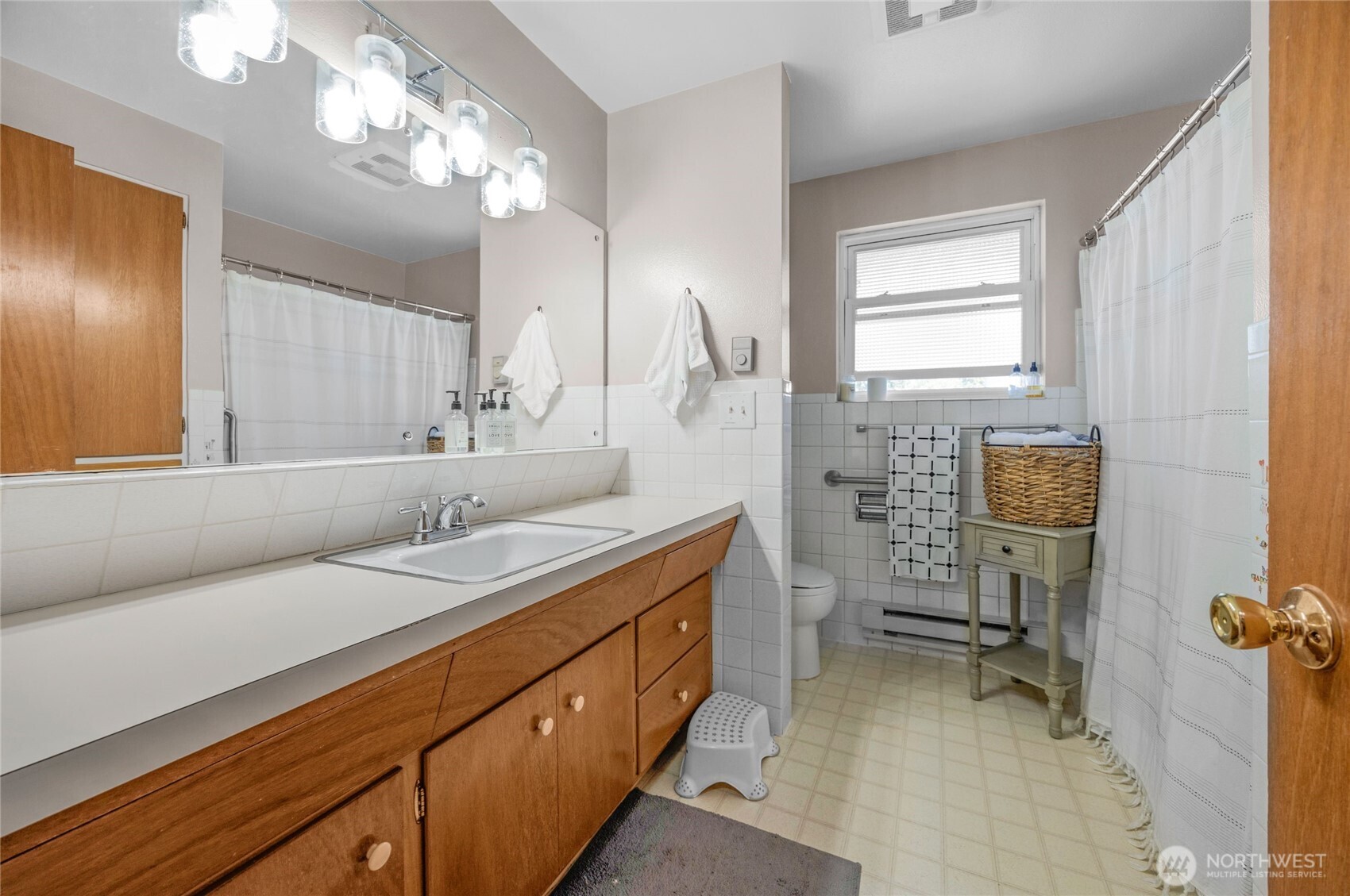 205 Heather Road Everett, WA 98203 - Photo 37 of 40 a spacious bathroom with a granite countertop sink mirror and double