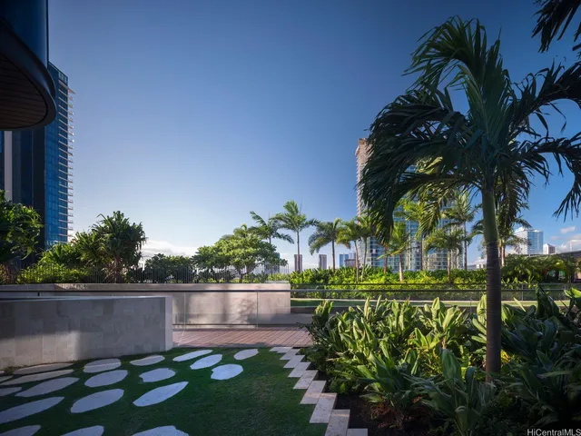 a view of a backyard