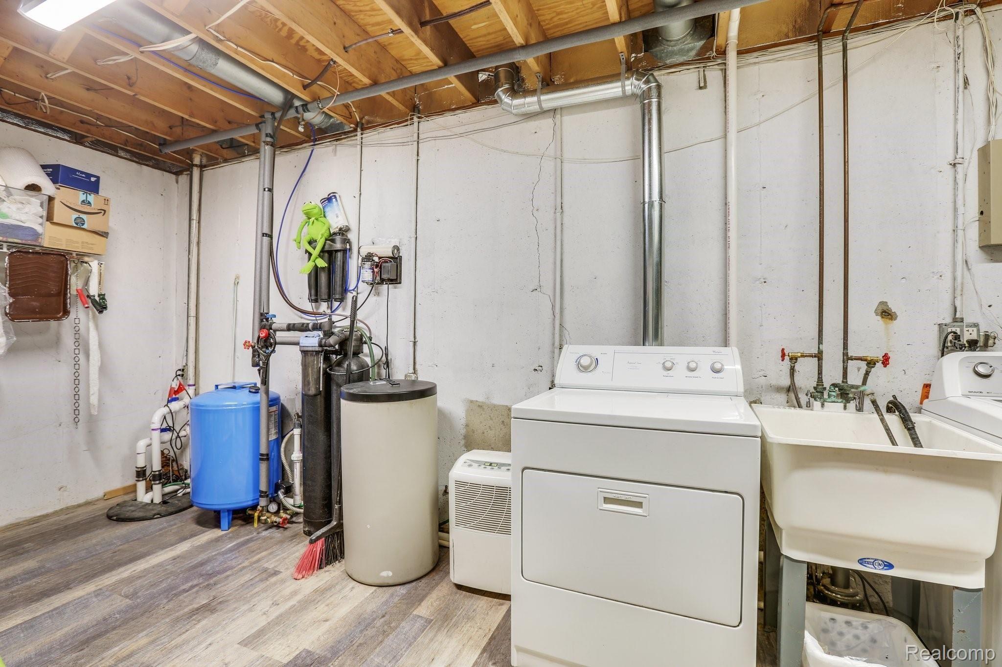 5118 Golf Club Road Howell, MI 48843 - Photo 25 of 40 Storage/laundry room