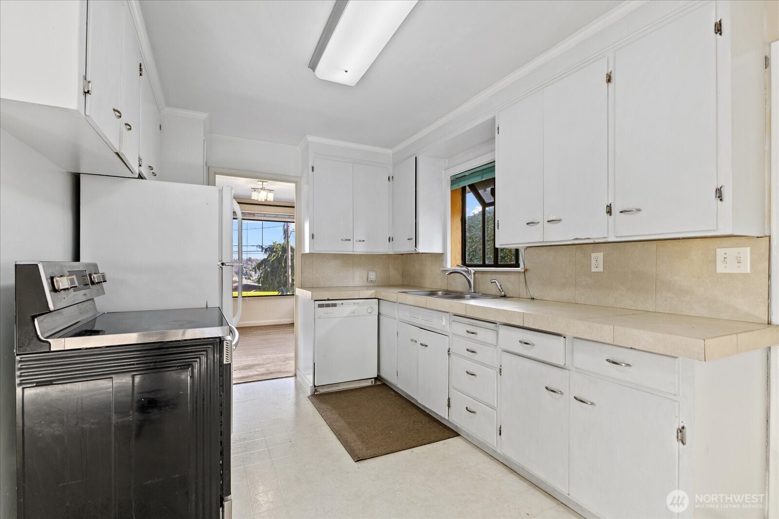 2515 27th Avenue West Seattle, WA 98199 - Photo 12 of 39