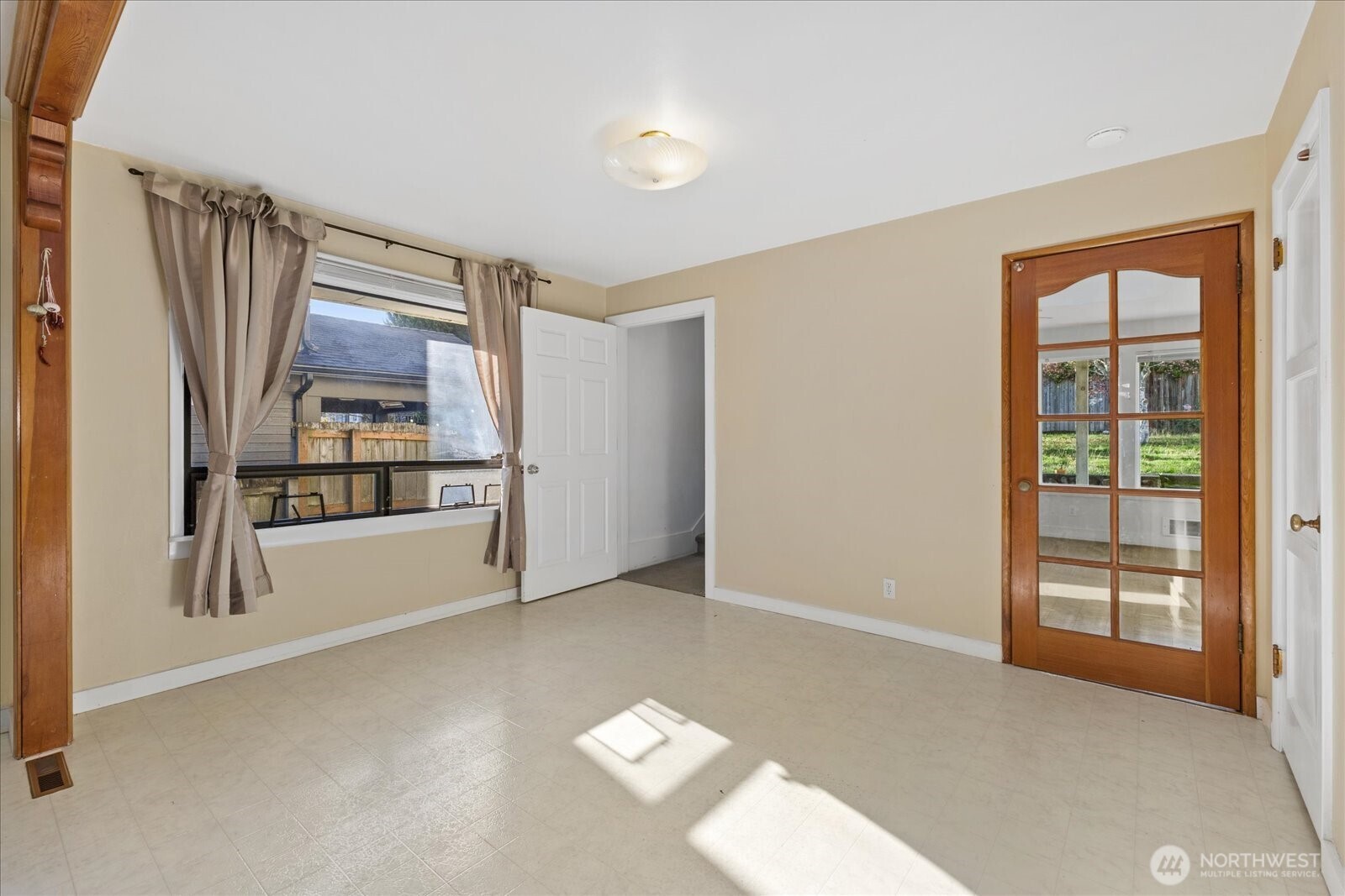 2515 27th Avenue West Seattle, WA 98199 - Photo 14 of 39