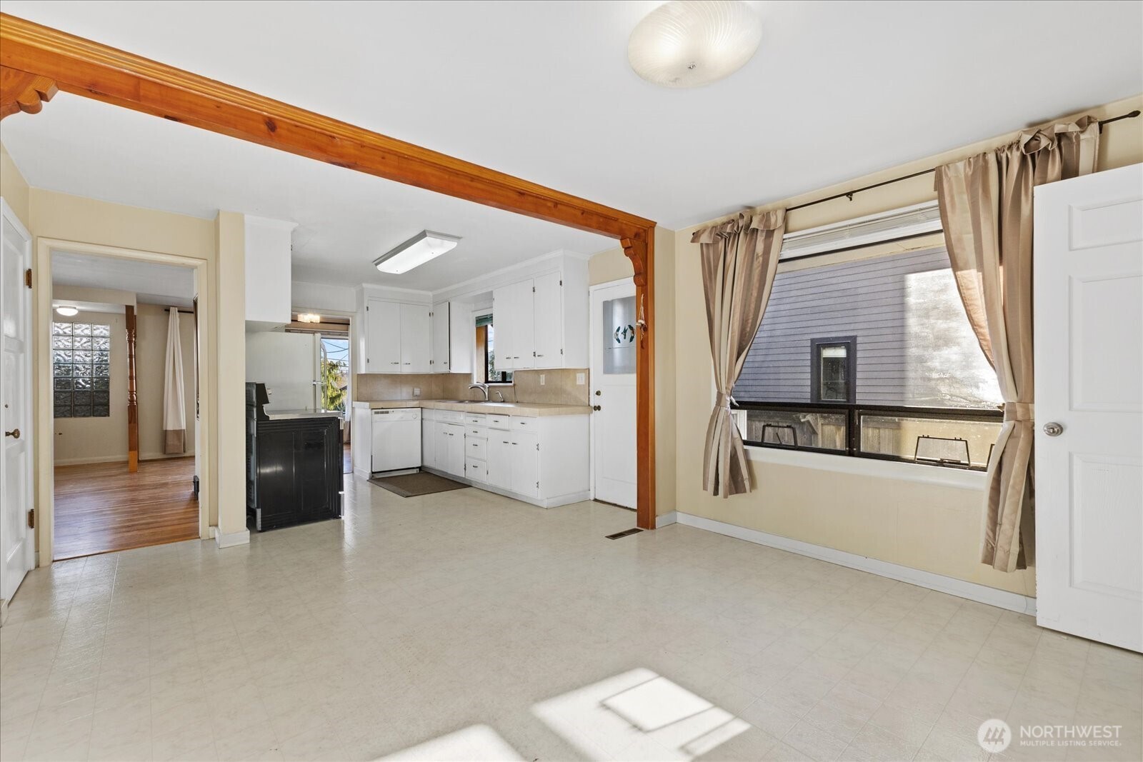 2515 27th Avenue West Seattle, WA 98199 - Photo 16 of 39