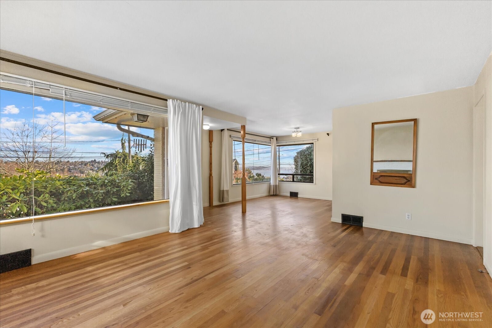 2515 27th Avenue West Seattle, WA 98199 - Photo 7 of 39