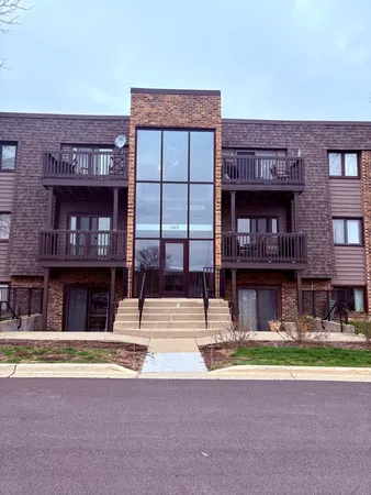 $1,995 | 1482 Stonebridge Circle, Unit C3, Wheaton, IL 60189