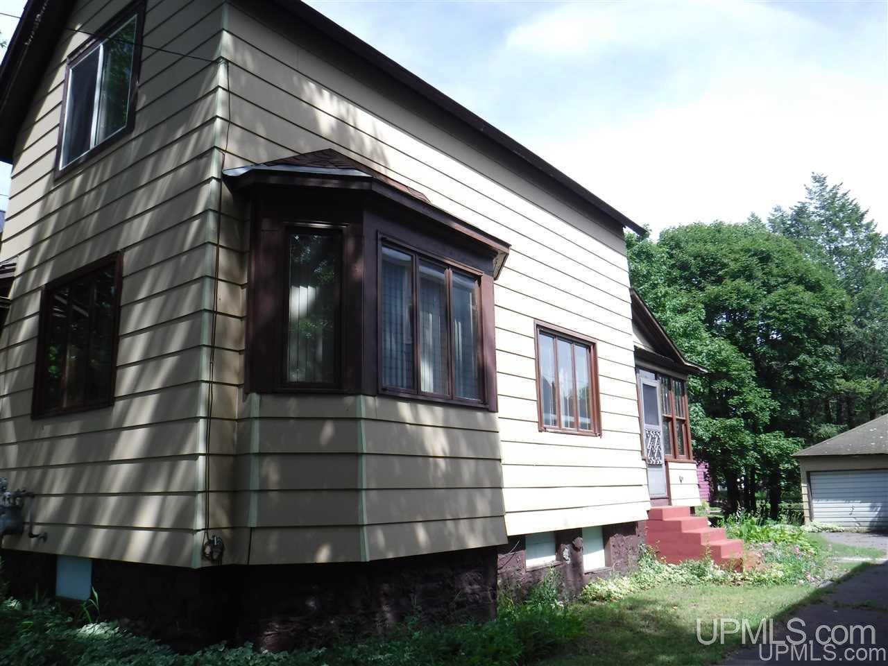 332 Kearsarge Street Calumet, MI 49913 - Photo 3 of 35