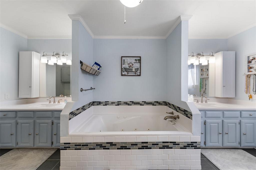 162 High Ridge Drive Bruceville, TX 76630 - Photo 20 of 40 a bathroom with a bathtub and a sink