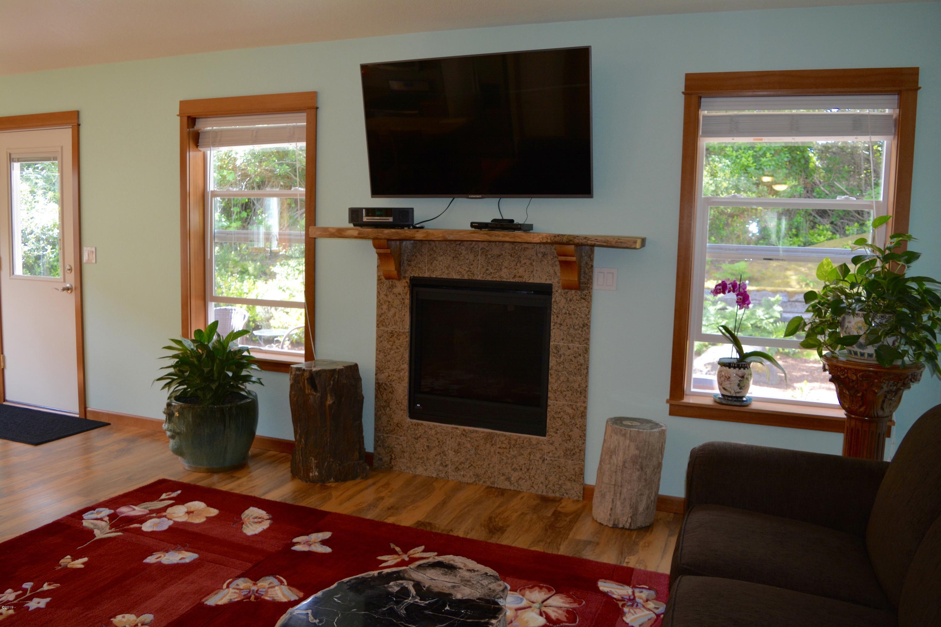 145 Southwest 61 Street Newport, OR 97366 - Photo 15 of 33 Gas Fireplace